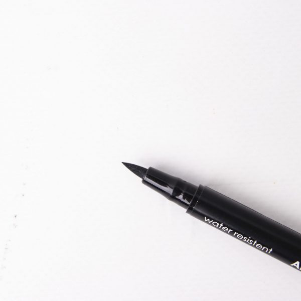 eyeliner grafico punta a penna